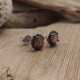 Pendientes de plata con piedra natural rodeada de diamantes. Pendientes de estilo atemporal y romántico. ¡El regalo perfecto!