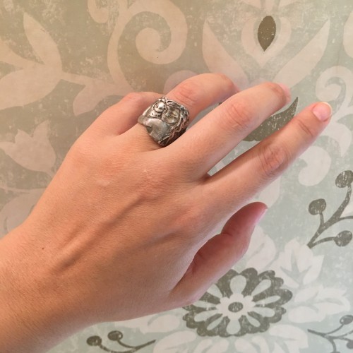 Anillo art noveau catalán que simboliza la materninad