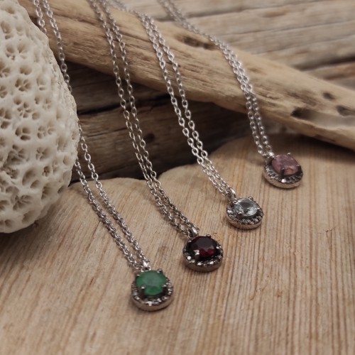 Cadena de plata con colgante de piedra natural rodeada de diamantes. Colgante de estilo atemporal y romántico. ¡El regalo perfec