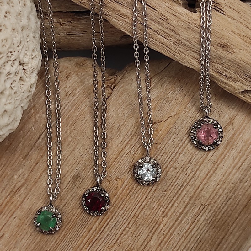 Cadena de plata con colgante de piedra natural rodeada de diamantes. Colgante de estilo atemporal y romántico. ¡El regalo perfec