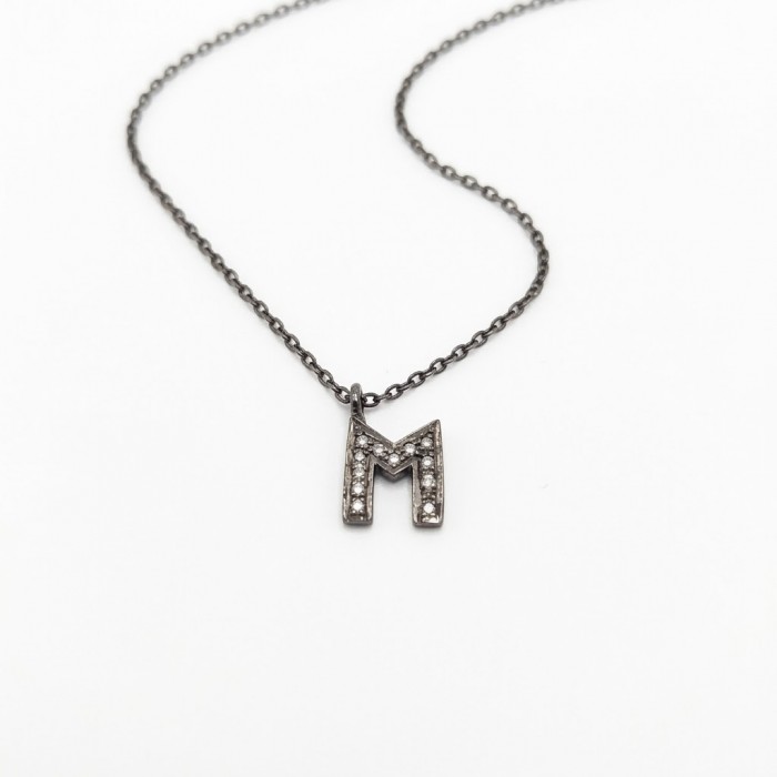 Colgante inicial de plata y diamantes. Colgante y cadena de plata oscurecida. Collar personalizado para recordar personas y mome